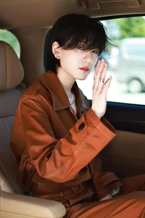 陆柯燃录制上班饭拍～ 一身咖啡色休闲装好好看啊