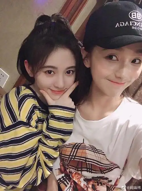 鞠婧祎靠肖燕怀里合影 剧中的姐妹情延伸到了戏外