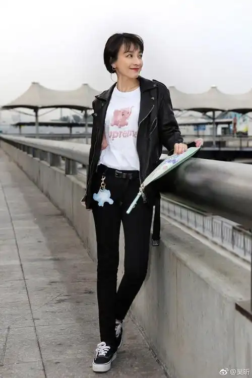 吴昕短发现身巴黎时装周 干练帅气让人眼前一亮