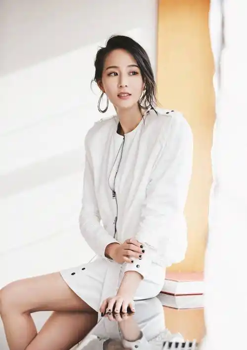 张钧甯深v白色礼裙,大方秀身材,优雅气质出众,大长腿吸睛_时尚_低调