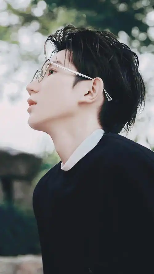 室分享王源片场侧颜照,优越的下颌线条,源哥侧脸绝了帅气的高远学长