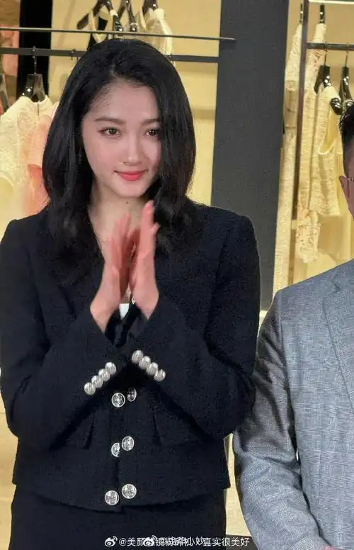 原来关晓彤脖子正中间也有个痣