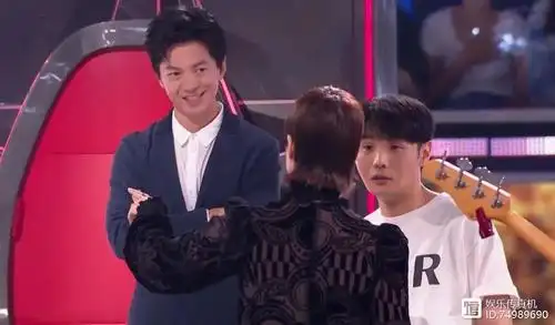 其实这个设定跟《中国好声音2018》有些类似,记得那一季也是在盲选