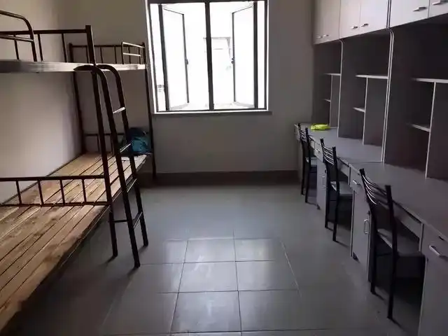中南大学新生晒出宿舍照片,抱怨条件不好,同学:知足吧