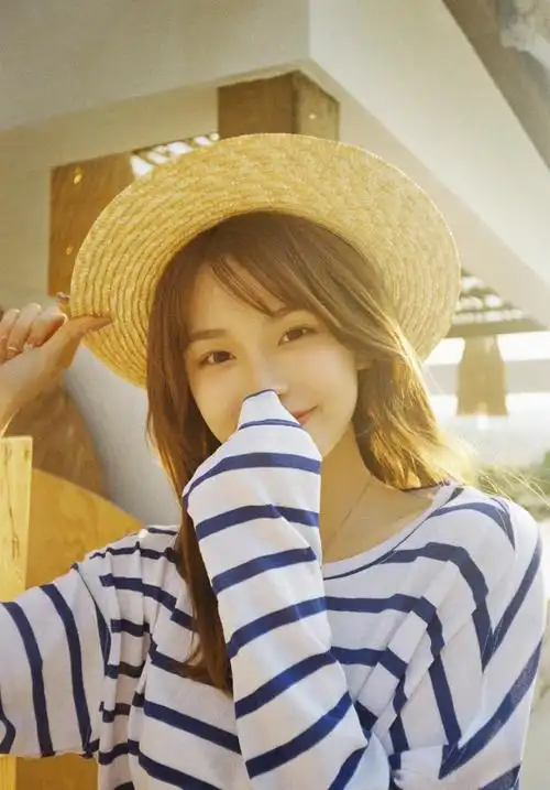 拍照片摆什么手势最好看?9个走哪拍哪的自然手部摆姿,进来抄下作业