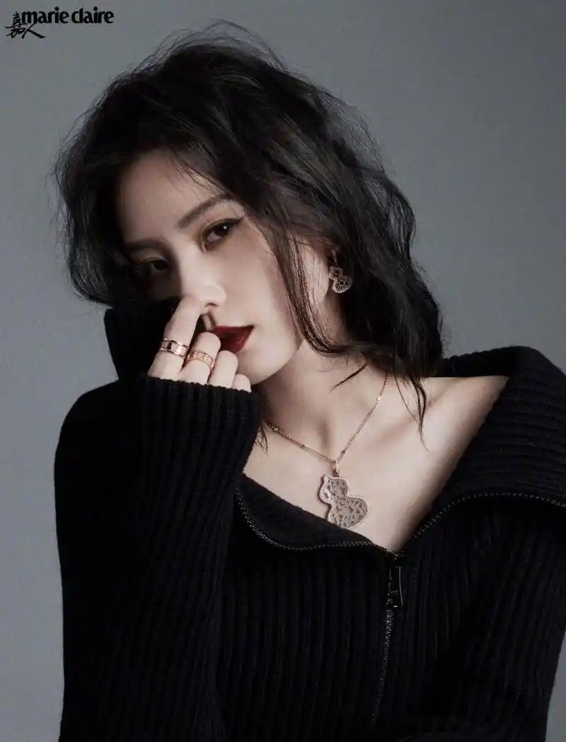 刘诗诗嘉人8月刊封面大片,微卷长发,深红唇妆…穿着31363530