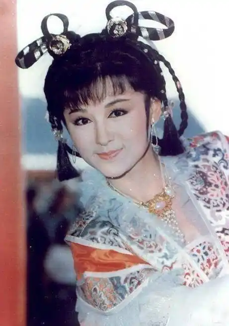 潘迎紫演《一代女皇》的武则天,还记得吗?这才是她颜值巅峰