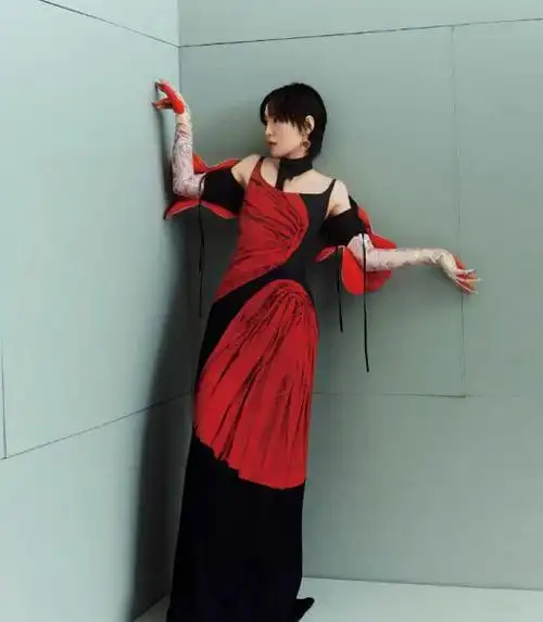 假小子照样很性感周笔畅穿人鱼裙大秀身材短发也藏不住女人味