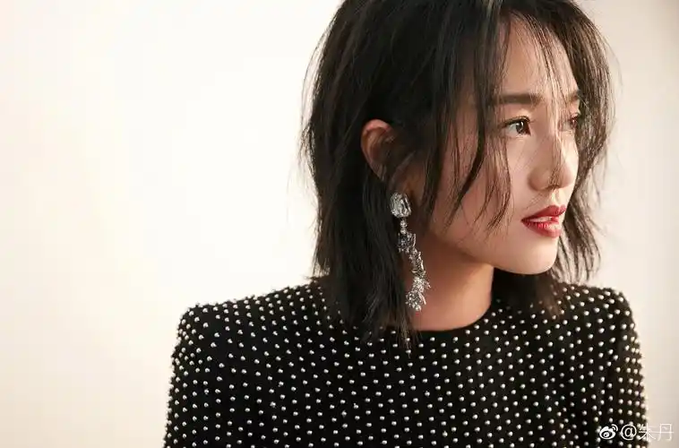 周一围与女助理共用吸管,朱丹再护夫:媒体把他往坏男人人设上推