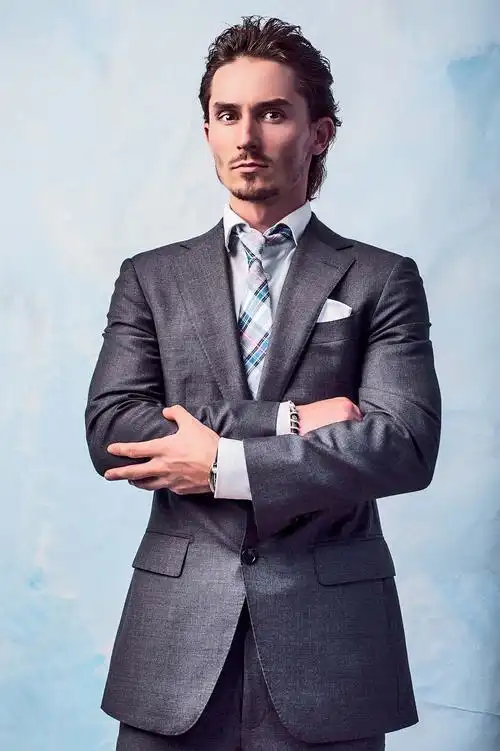 时尚穿西装的帅哥男士高清图片
