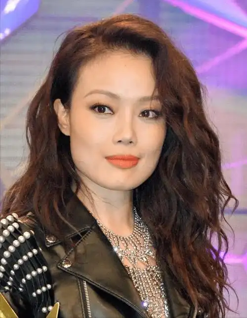 容祖儿误伤自己,血液从伤口喷出来,好像玩水枪一样