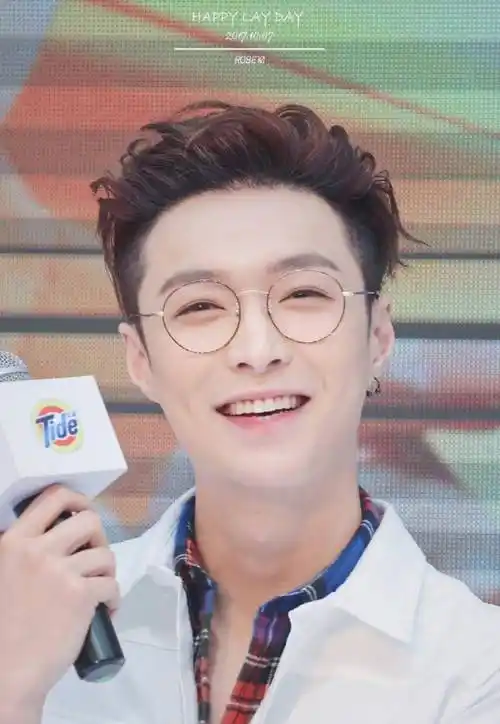 原创张艺兴戴眼镜有多时尚多种风格轻松驾驭你喜欢吗