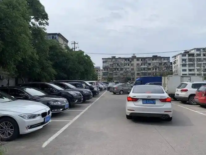 南门菜场菜 场 篇据了解,大润发超市露天停车场和地下停车场车辆收费