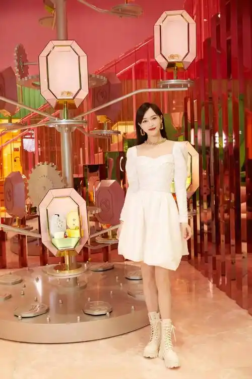 唐嫣后来遇到了自己的真爱罗晋,2018年步入婚姻的殿堂,婚后育有一女.