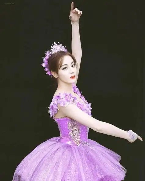 迪丽热巴惊艳春晚舞台,舞蹈传递文化力量