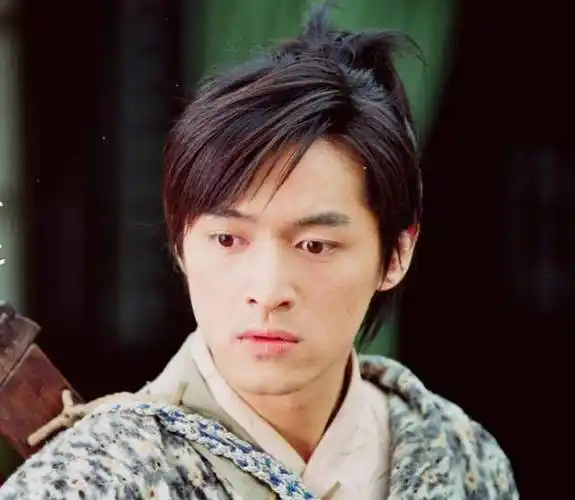说起胡歌大家都非常熟悉,拍过的作品堪称部部佳作,《仙剑奇侠传》里的