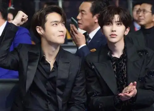 尖叫之夜蔡徐坤张艺兴同框合影,两人相互凝视,坤坤的笑容太甜了