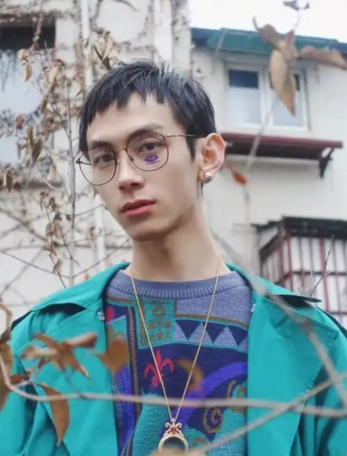 有女朋友的快看看这款"狗啃式"刘海短发