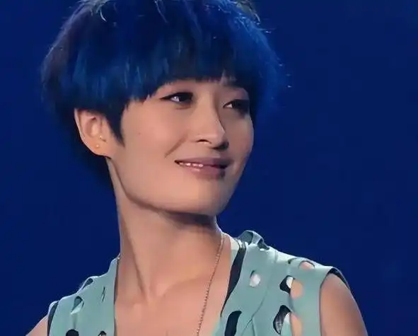 她以一种独特的"绵羊音"和原创歌曲在2009年的快乐女声比赛中崭露头角