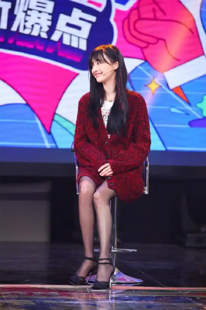 郑爽越来越"奔放"了!穿毛衣配黑丝袜秀长腿,优雅中又带着性感