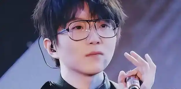 毛不易回应右手受伤展现坚韧音乐人的不屈精神