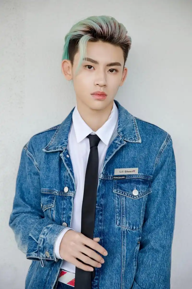 男明星的背头造型真的是气场全开,男友力爆棚