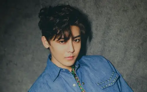 侯明昊温暖帅气壁纸_大陆男明星侯明昊