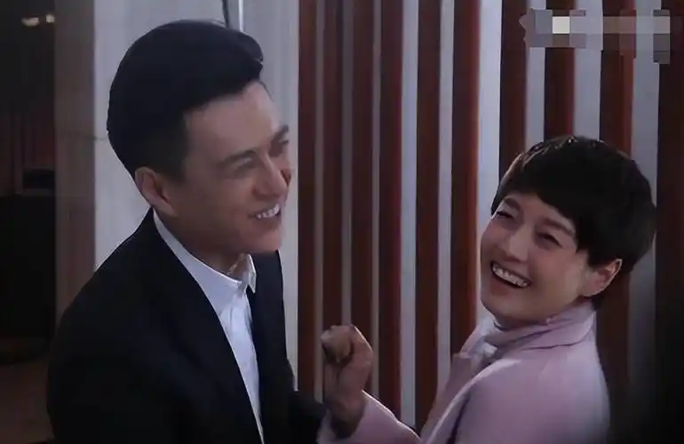 靳东为了讨好女演员们,给她们人手都送了一只口红_罗子君_贺涵_说教