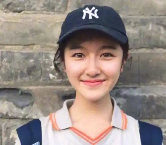 原创李兰迪上体育课被拍当她与女同学面对面站立鼻子成全脸之光