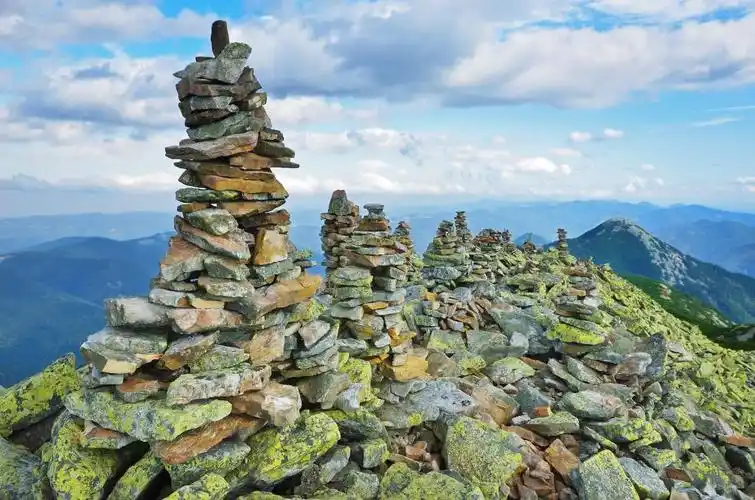 奇特壮观的石山景观1366x768分辨率查看