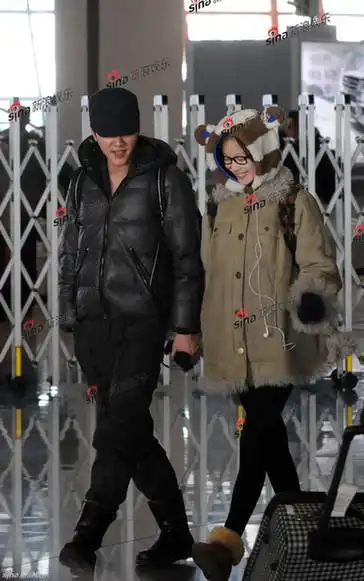 冯绍峰倪妮机场热吻如胶似漆 小情侣甜蜜似神仙