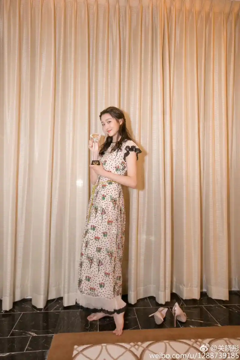 关晓彤拿澳门电视节视后礼裙灵动别致秀大长腿