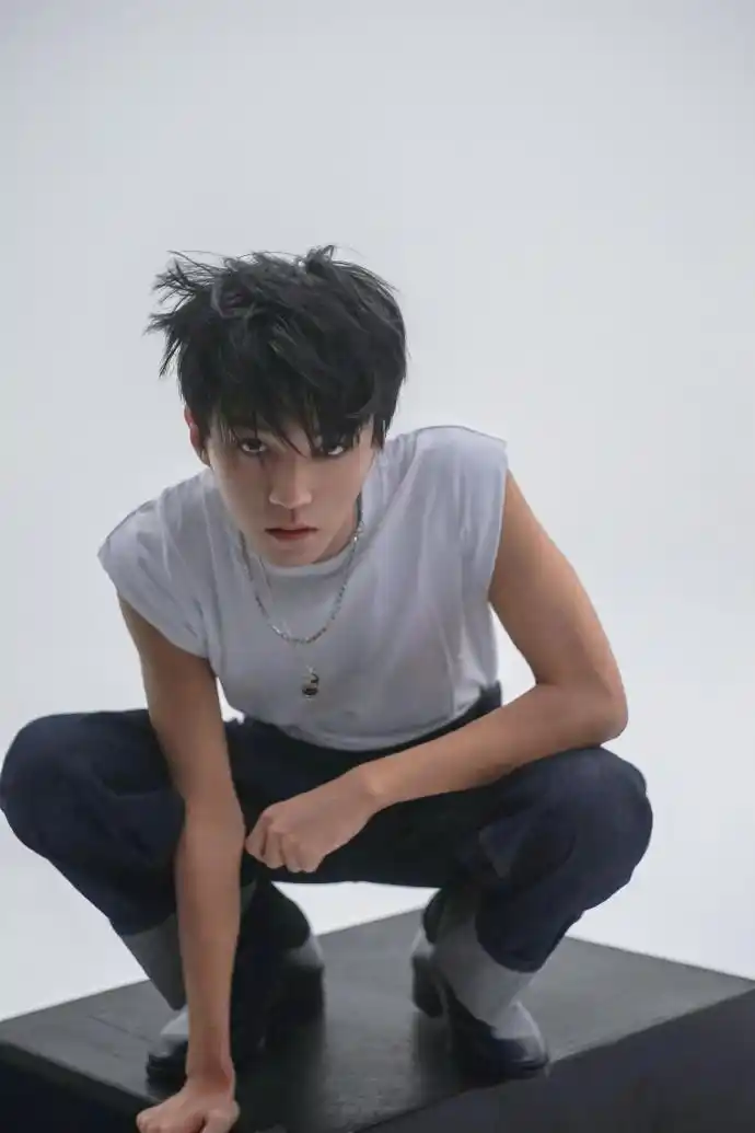 王俊凯花絮大片曝光露出手臂线条又酷又苏