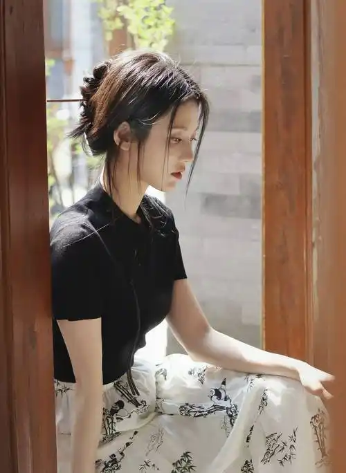 张慧雯全新时尚大片释出,新中式的高级氛围感拉到极致