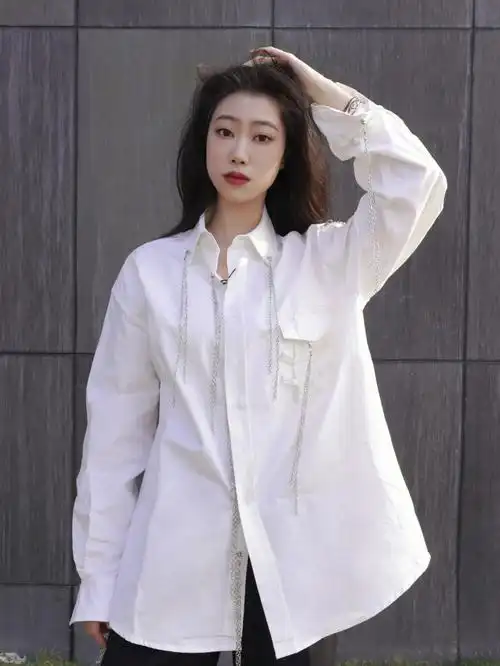 衬衫总会有点单调那可以试一下有点设计感的白衬衣会让整个穿搭更加