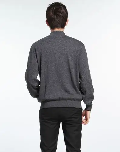 深灰色长袖毛衣