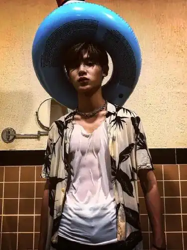 黄明昊连换三套穿搭,风格都不同,衣服湿了还在凹造型!