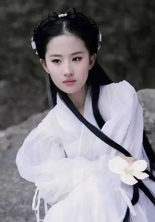 刘亦菲素颜喝咖啡随拍刘亦菲电视剧被誉为古装剧第一美女