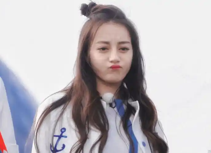 今日份可爱暴击 软萌少女热巴的嘟嘴合集分享_卖萌