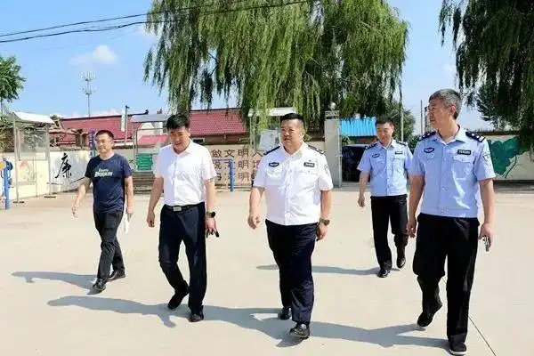 扎实开展结对帮扶巩固脱贫成效大石桥市公安局开展软弱涣散村党组织