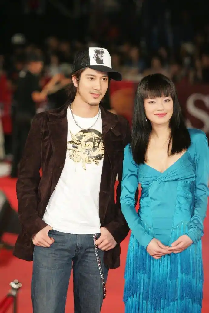 2004年,王力宏与舒淇亮相第15届金曲奖红毯,当年凭借专辑《不可思议》