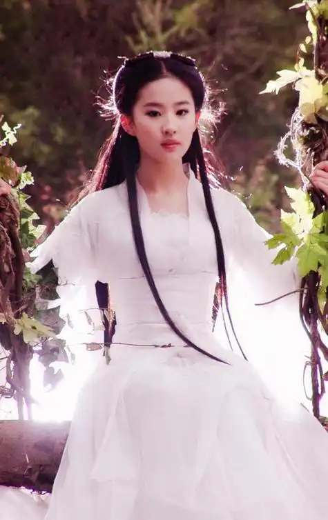 在影视作品中的刘亦菲仙气飘飘,大家都称她为神仙姐姐,怎么看都那么美