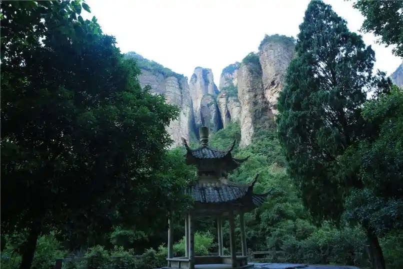 灵峰景区是雁荡山三大景区之一,总面积46平方千米,日景,夜景都十分