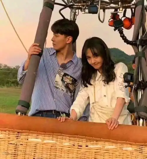 要嫁了?网曝张恒乘热气球向郑爽求婚 节目组回应