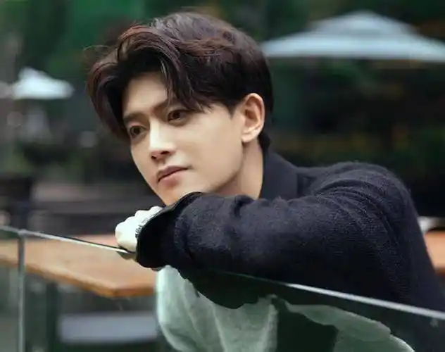 任嘉伦"儿子"长大,拥有大长腿十分霸气,撞脸鹿晗被赞初恋男神_董泽宸