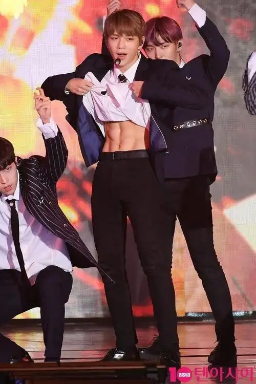 wanna one舞台表演激情四射 姜丹尼尔掀衣角露八块腹肌【组图】