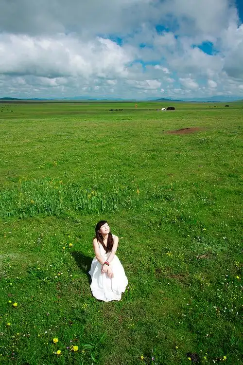 【我和草原有个约定摄影图片】若尔盖大草原人像摄影_东边云唯美意境