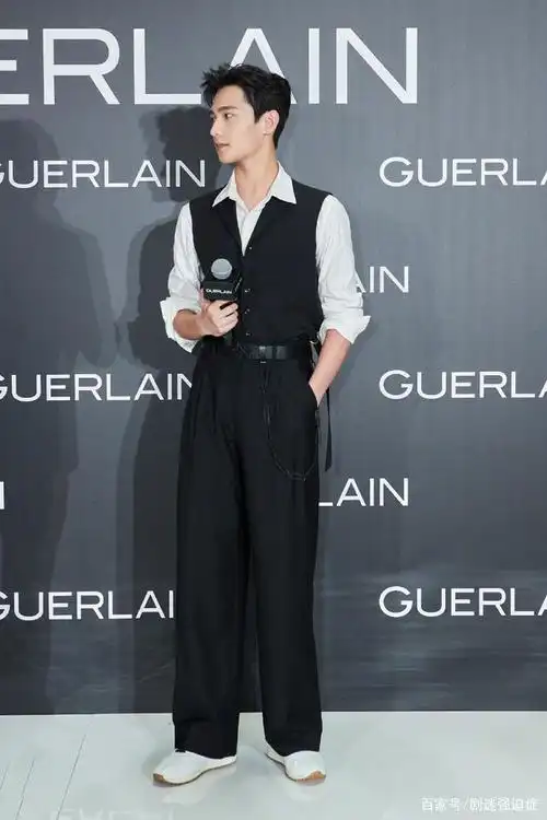 杨洋亮相品牌活动造型,俊朗翩翩的绅士型男!