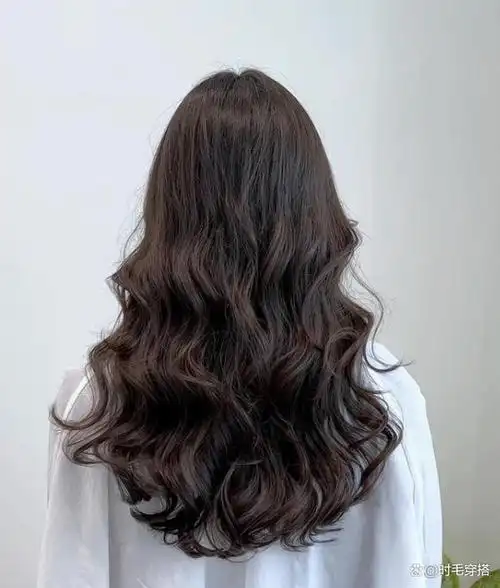 女人不论年龄大小,留长发一定试试半头烫,自然时尚显气质