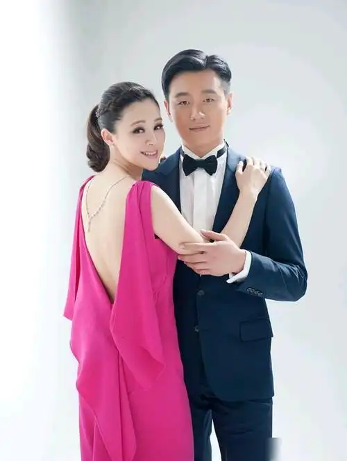 佟大为给女儿缝破洞裤却被嫌弃看看媳妇关悦怎么说